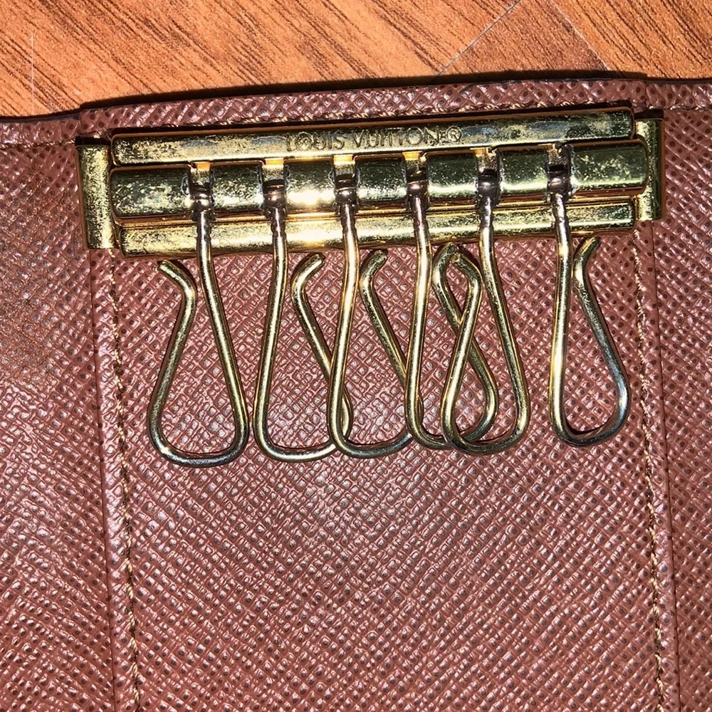 Authentic Louis Vuitton Monogram 6 Key Holder